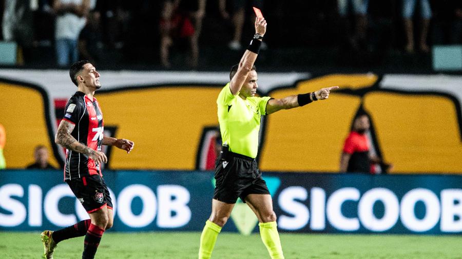 Árbitro Alex Gomes Stefano foi um dos personagens de Vitória x Palmeiras, pelo Brasileirão