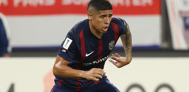 Quem é o brasileiro 'rei da Malásia' que ofuscou Estêvão em jogo do Chelsea