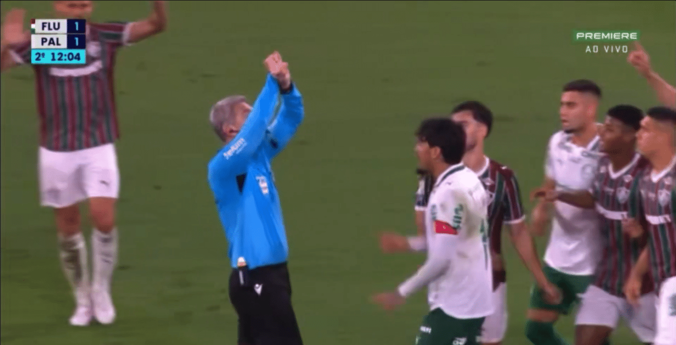 Árbitro Anderson Daronco fez o gesto de X acima da cabeça em nova regra 'anti-bolinho' - undefined