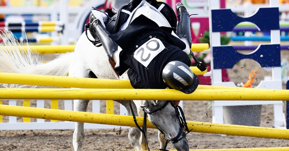 O mexicano Alvaro Sandoval cai do cavalo durante prova de pentatlo moderno