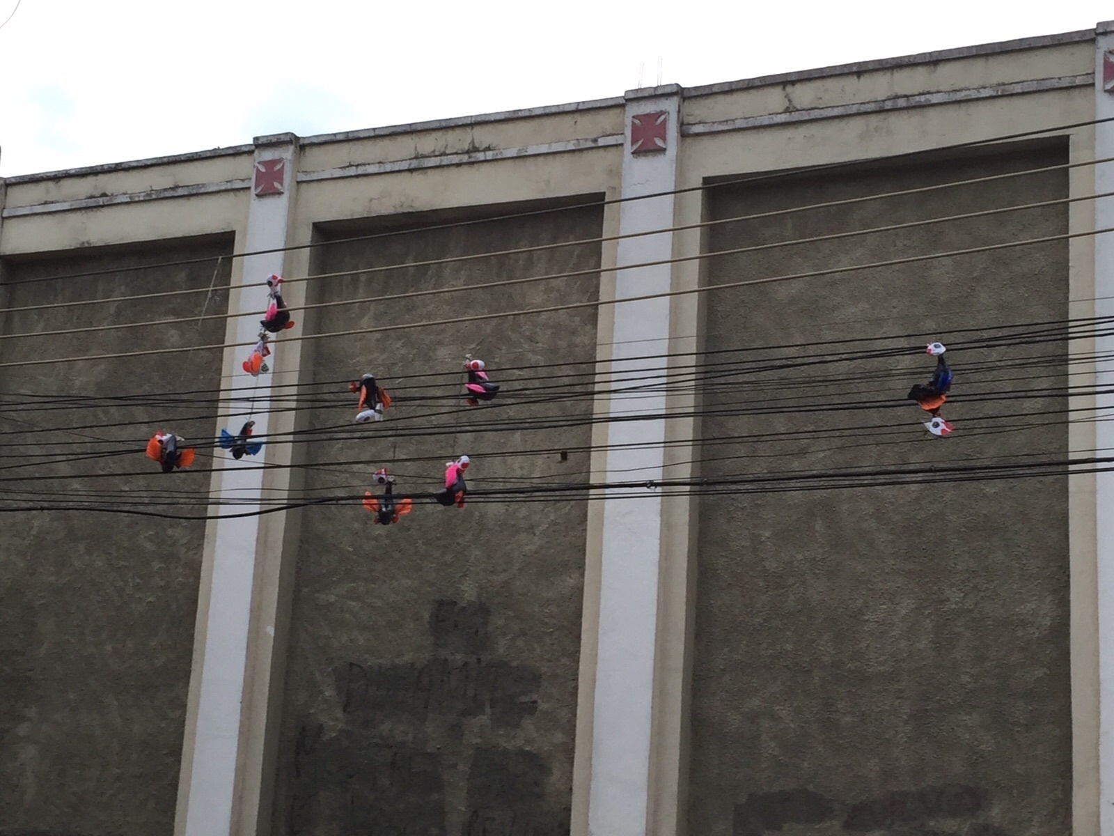 Em provocação aos torcedores corintianos, Galinhas foram penduradas na fiação que passa em frente a São Januário. Milho também foi jogado no entorno da entrada de visitante do estádio. - Pedro Ivo Almeida/UOL