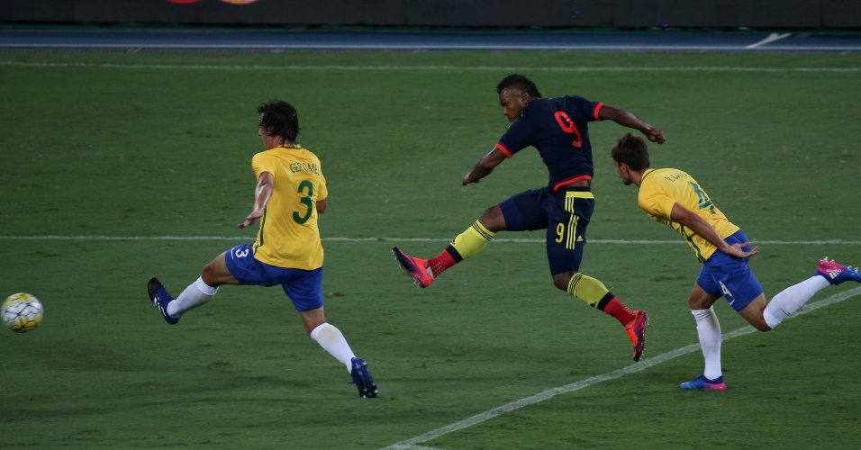 Borja, pretendido por times brasileiros, finaliza contra o gol de Weverton