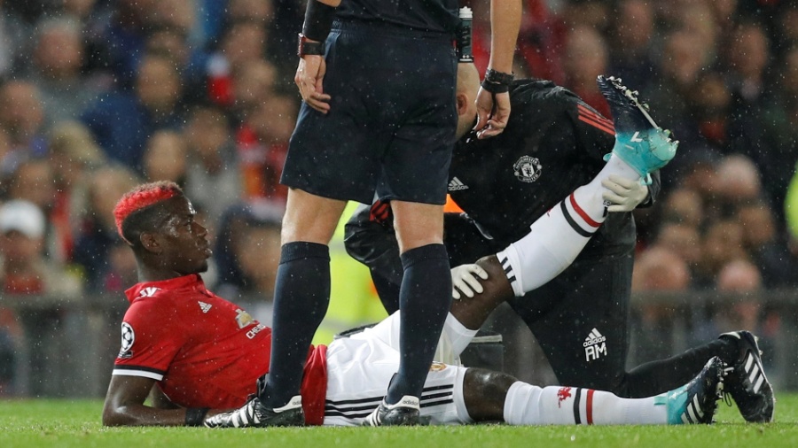 Paul Pogba sente lesão no jogo entre Manchester United e Basel - Darren Staples/Reuters