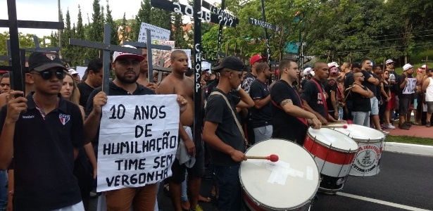 Torcedores do São Paulo fazem ato crítico à direção do clube no Morumbi - Adriano Wilkson/UOL