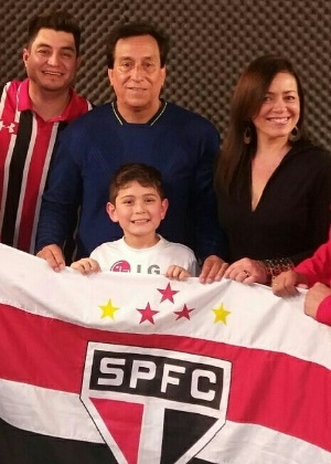 Roberto Rojas e família com a bandeira do São Paulo - Arquivo pessoal/Roberto Rojas - Arquivo pessoal/Roberto Rojas