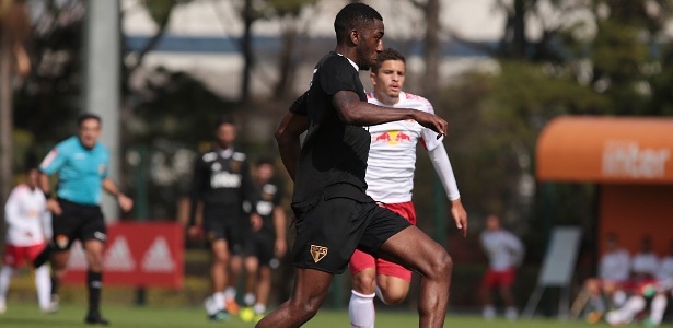 Carneiro em ação pelo São Paulo durante jogo treino contra o Red Bull