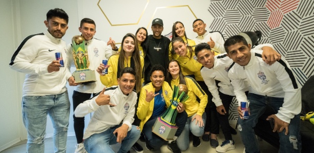 Neymar recebeu as vencedoras do torneio "Neymar Jr"s Five 2018" - Hadrien Picard/Red Bull Content Pool