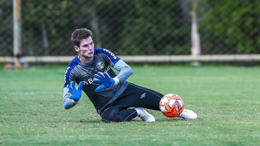 Julio César, goleiro, em treino do Grêmio. Jogador negocia renovação durante janela do mercado da bola - Lucas Uebel/Grêmio