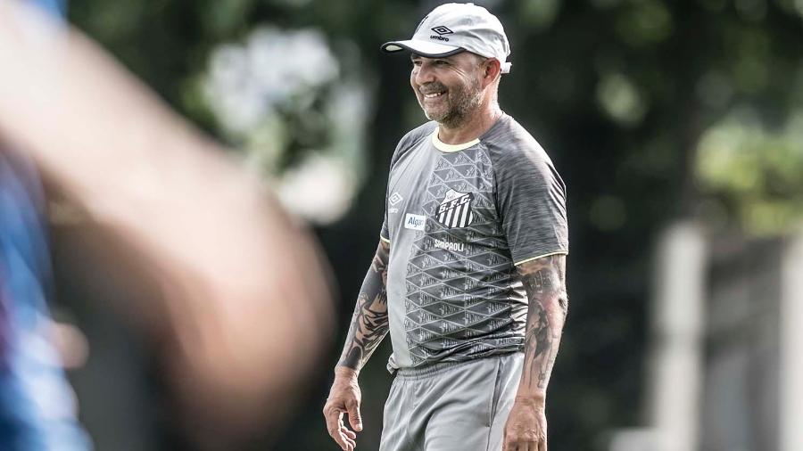 Técnico Jorge Sampaoli sorri durante treino do Santos. Modo peculiar conquistou elenco alvinegro - Ivan Storti/Santos FC