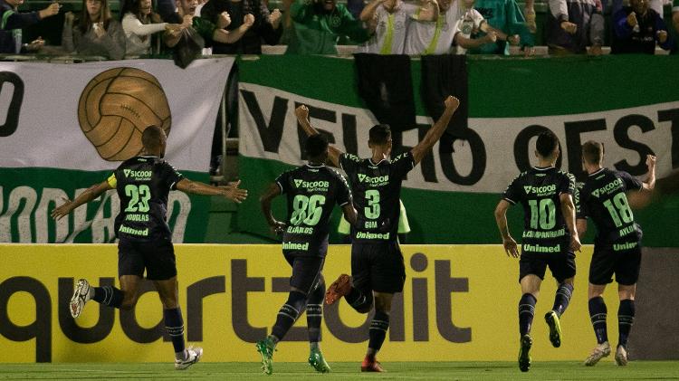 Jogadores da Chapecoense comemoram gol que abriu o placar contra o Corinthians - Matheus Sebenello/AGIF - Matheus Sebenello/AGIF