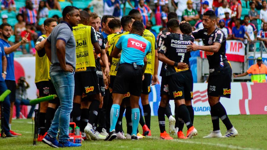 Corinthians abriu o placar contra o Bahia, mas permitiu a virada por 3 a 2, ontem, em Salvador - Jhony Pinho/Agif