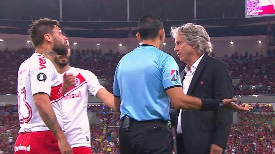 Atacante Rafael Sobis se estranha com técnico Jorge Jesus após lance com Gabigol na lateral - Reprodução / TV Globo