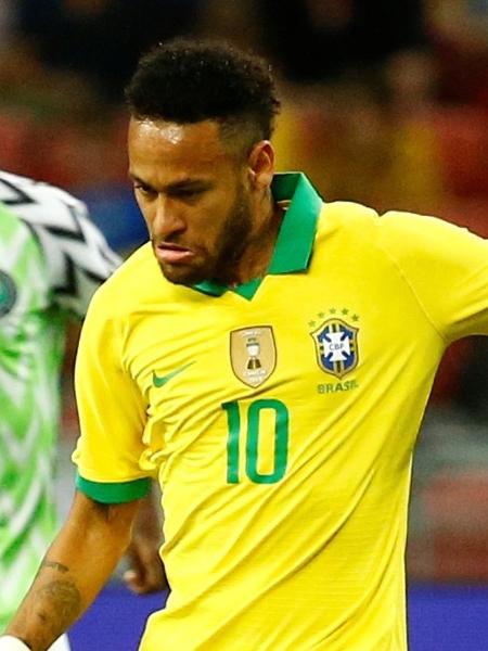Neymar conduz a bola no amistoso entre Brasil e Nigéria em Cingapura - Feline Lim/Reuters