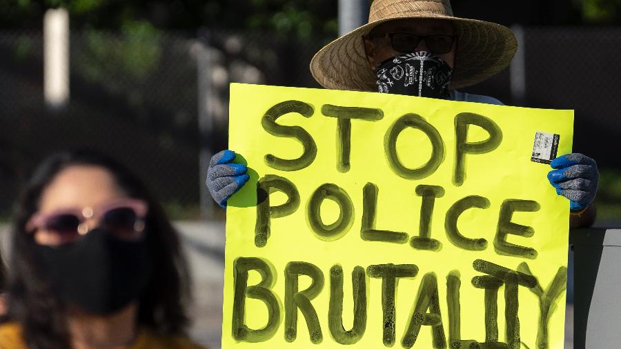 Manifestante exibe cartaz contra a violência policial - Barcroft Media/Barcroft Media via Getty Images