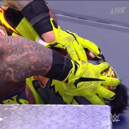 O astro da WWE Rey Mysterio "perde o olho" durante luta ao vivo; lesão foi encenada e não é verdadeira - Reprodução/Twitter