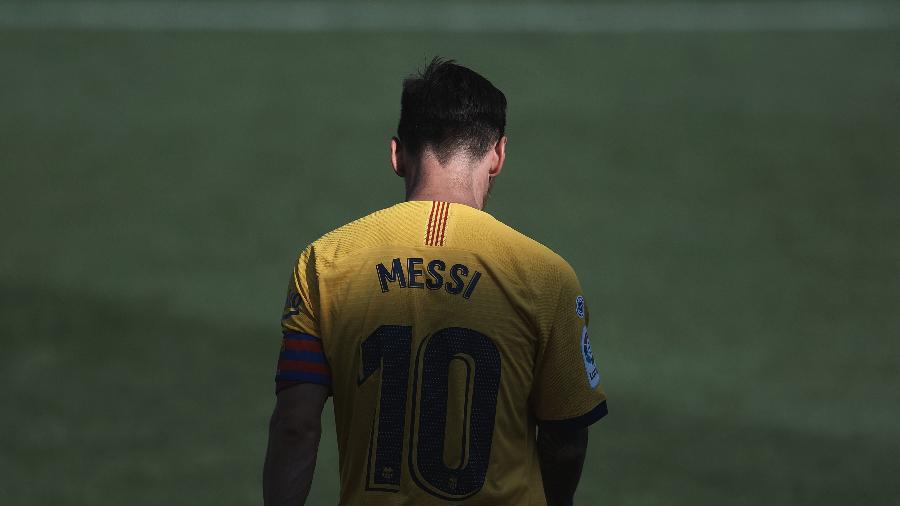 Lionel Messi de cabeça baixa durante partida do Barcelona no Campeonato Espanhol - Jose Breton/Pics Action/NurPhoto via Getty Images