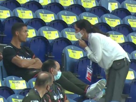 Cristiano Ronaldo E Advertido Por Assistir Ao Jogo De Portugal Sem Mascara 06 09 2020 Uol Esporte