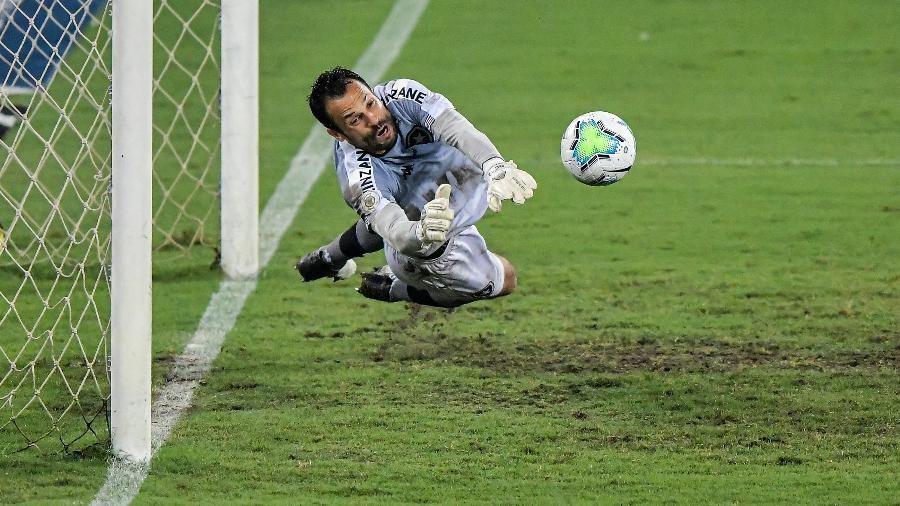 Diego Cavalieri defende pênalti cobrado por Willian em Botafogo x Palmeiras - Thiago Ribeiro/AGIF