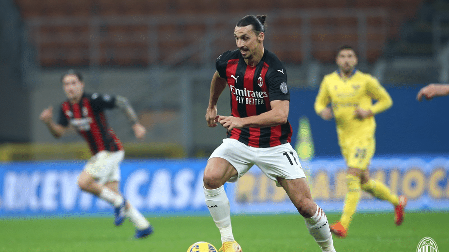 O atacante Ibrahimovic pelo Milan - Reprodução