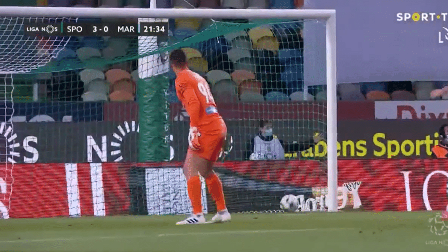 Charles falhou no terceiro gol do Sporting sobre o Marítimo - Reprodução