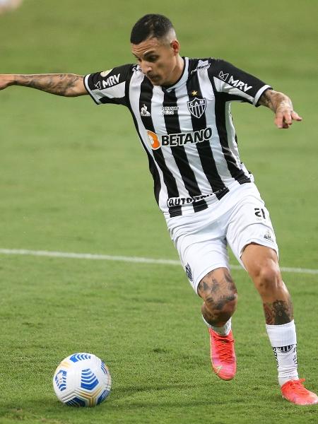 Guilherme Arana domina a bola na partida entre Atlético-MG e Cuiabá - Gil Gomes/AGIF