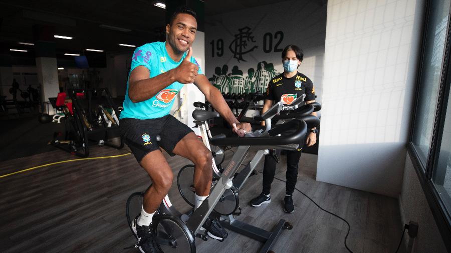 Alex Sandro faz apenas fisioterapia na seleção brasileira - Lucas Figueiredo/CBF