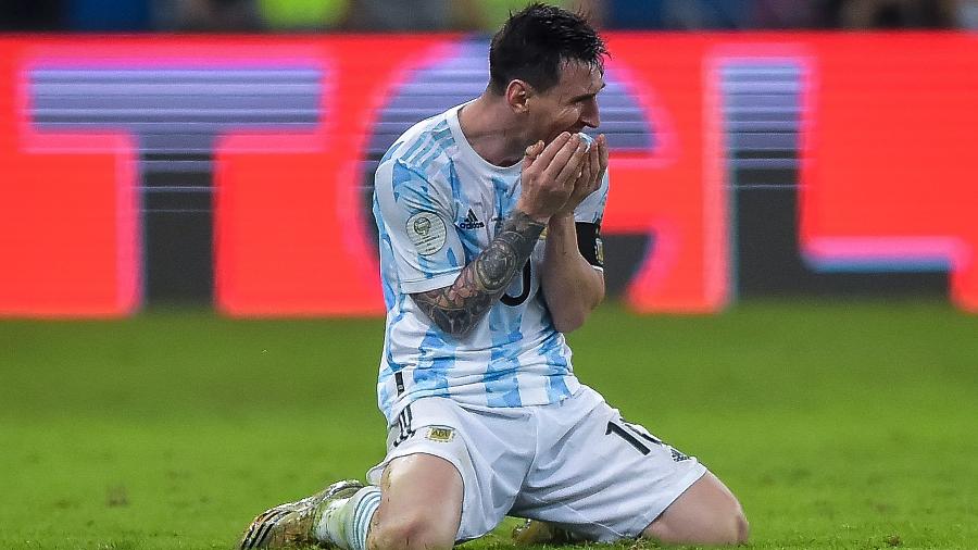 Messi celebra ajoelhado no gramado do Maracanã após conquistar a Copa América e seu 1° título pela Argentina - Thiago Ribeiro/AGIF
