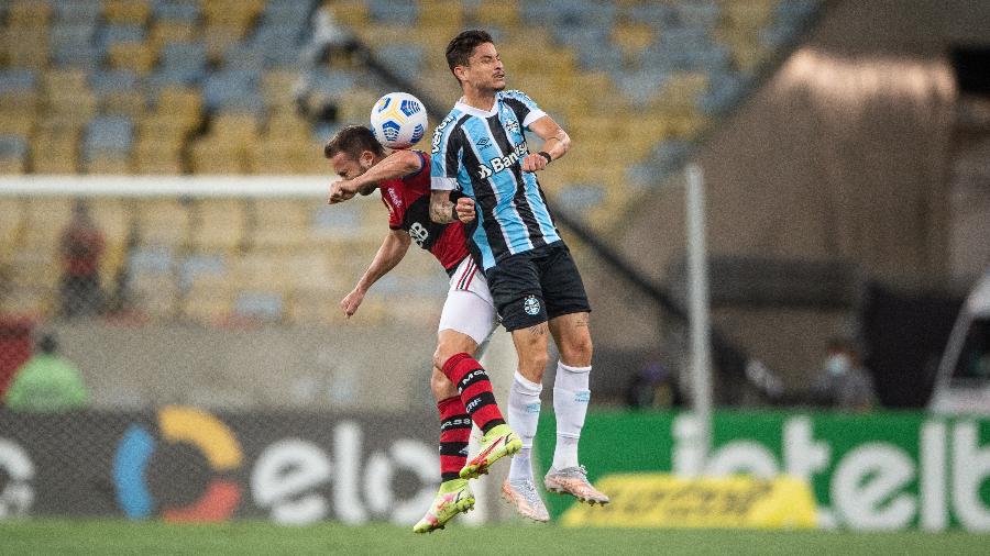 Diogo Barbosa disputa no alto com Éverton Ribeiro em partida entre Flamengo e Grêmio - Thiago Ribeiro/AGIF