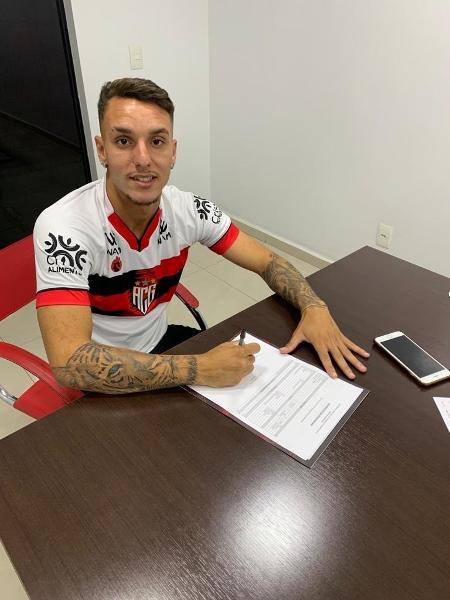 João Lucas, atacante de 19 anos e uma das promessas do futebol goiano, assinou com o Atlético-GO - Divulgação