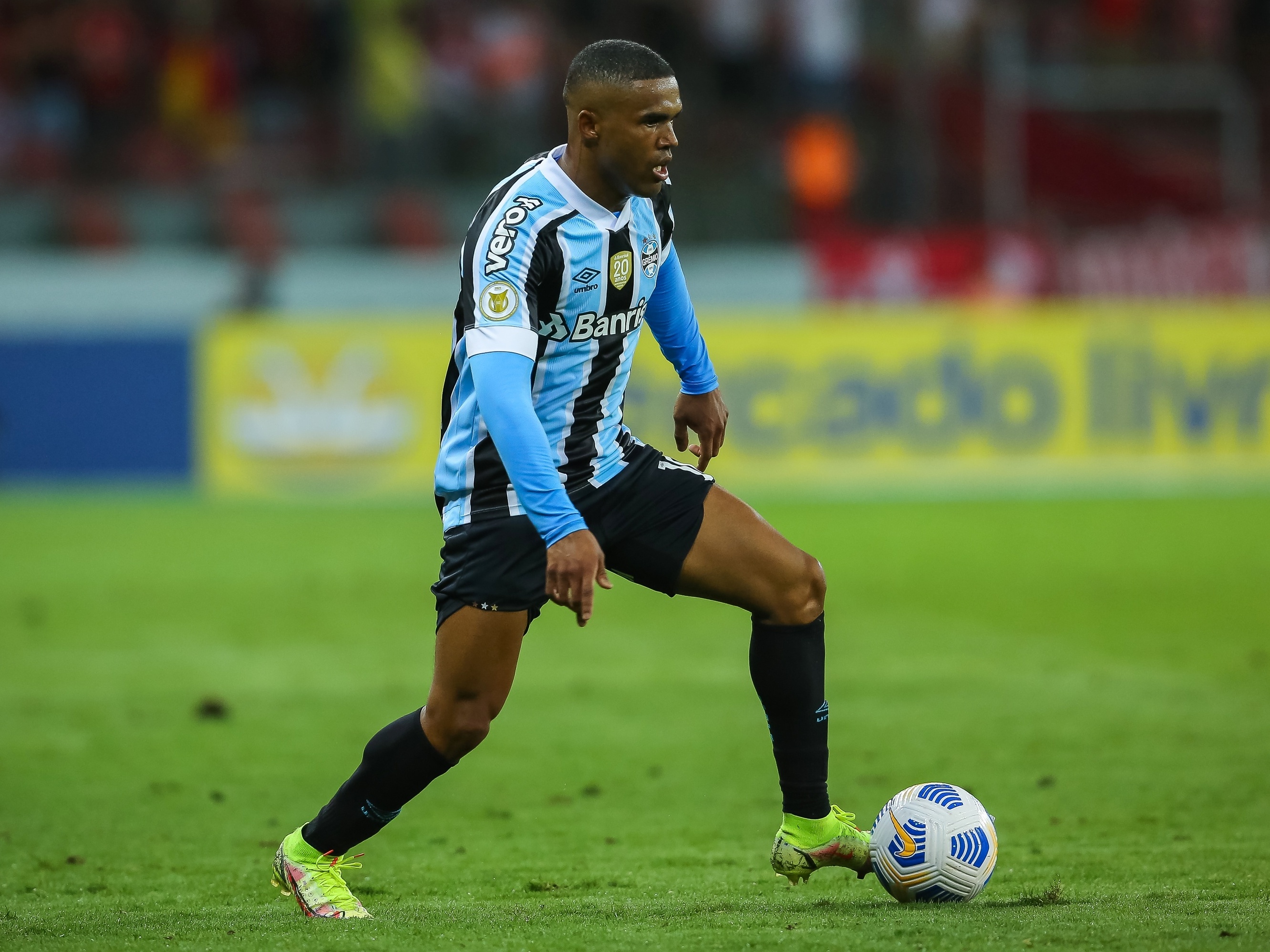 São Paulo negocia empréstimo de Wesley Moraes, do Aston Villa