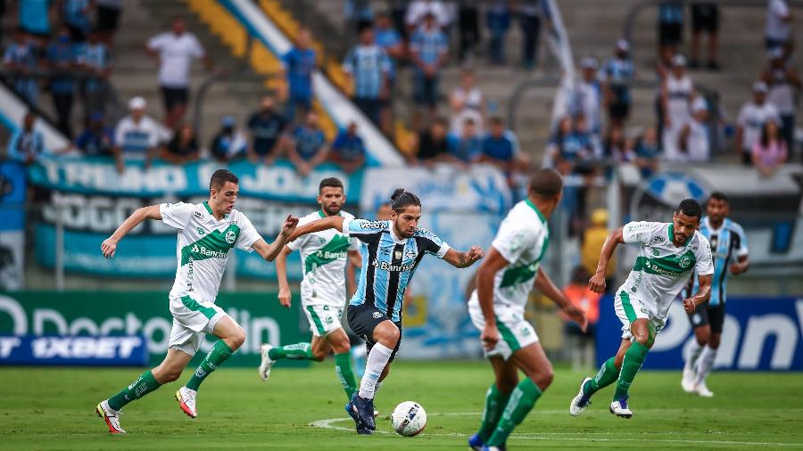 Martín Benítez carrega a bola durante o jogo do Grêmio contra o Juventude, pelo Gauchão - Lucas Uebel/Grêmio FBPA