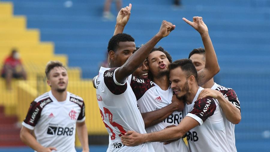 Arão celebra com os companheiros gol do Flamengo em vitória sobre o Madureira - ALEXANDRE BRUM/ENQUADRAR/ESTADÃO CONTEÚDO