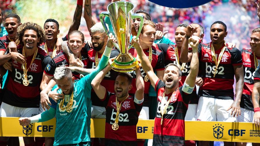 Diego Alves, Everton Ribeiro e Diego erguem a taça da Supercopa de 2020, competição vencida pelo Flamengo - Alexandre Vidal/Flamengo