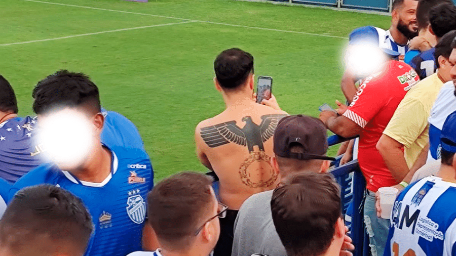 Homem é flagrado com tatuagem nazista em jogo do São Raimungo-AM e clube repudia - Reprodução/Twitter