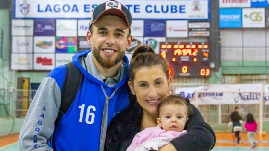 Kaue, jogador de futsal, com a esposa Thaís e a pequena Marthina - Reprodução/Instagram