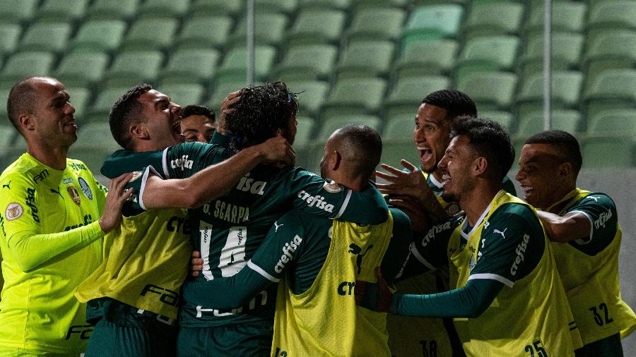 Jogadores do Palmeiras comemoram gol de Scarpa contra o América-MG - Alessandra Torres/AGIF
