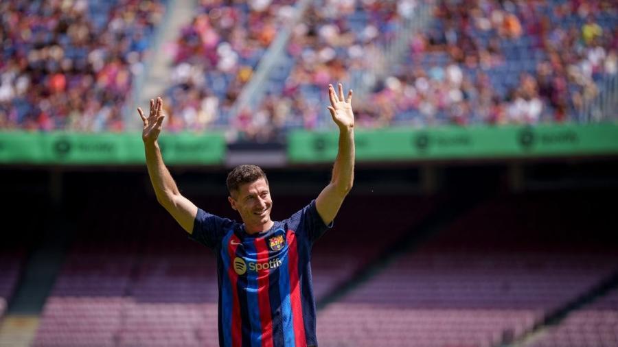 Robert Lewandowski foi apresentado para a torcida do Barça no Camp Nou - Reprodução/Twitter