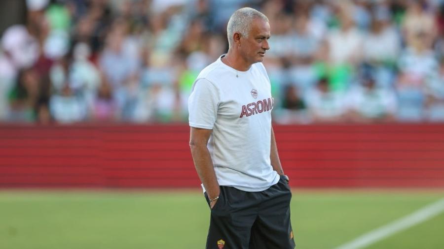 O técnico José Mourinho, de 59 anos, durante amistoso da Roma contra o Sporting - Carlos Rodrigues/Getty