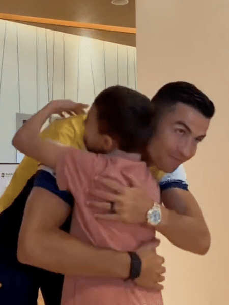 Cristiano Ronaldo e o menino sírio se abraçam - Reprodução/@Turki_alalshikh no Twitter