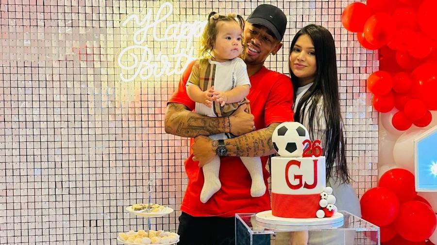 Gabriel Jesus e Raiane Lima vão dar um irmãozinho à filha, Helena - Reprodução/Instagram