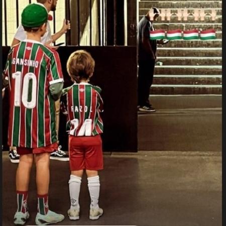 Henrico, filho de Ganso, e Lorenzo, filho de Cano, com camisas personalizadas do Fluminense - Reprodução