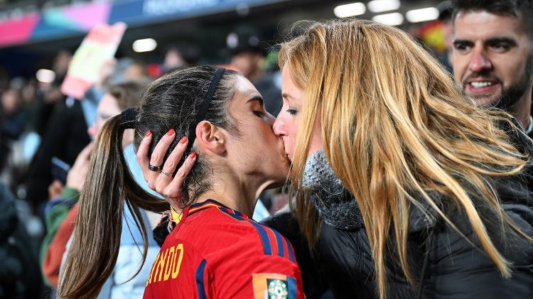 Alba Redondo beija sua namorada após vitória da Espanha na Copa feminina