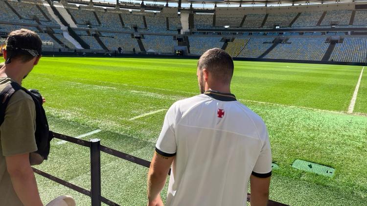 Turista estrangeiro com camisa do Vasco observa gramado do Maracanã em 23/08/2023