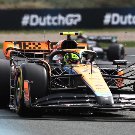 A McLaren de Lando Norris durante treino livre para o GP da Holanda