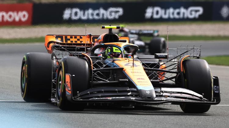 A McLaren de Lando Norris durante treino livre para o GP da Holanda