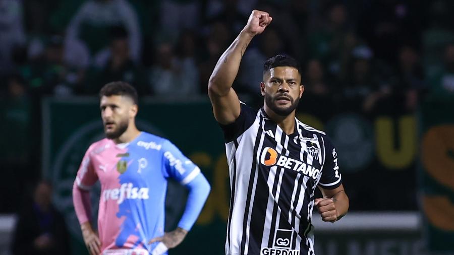 Hulk celebra gol do Atlético sobre o Palmeiras em partida do Campeonato Brasileiro