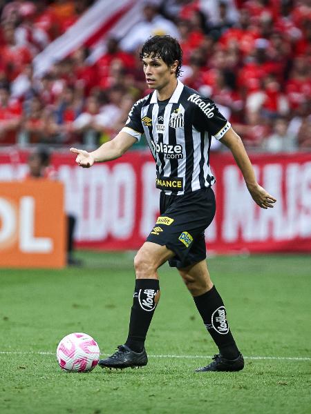 Dodô, do Santos, durante jogo contra o Internacional, pelo Campeonato Brasileiro