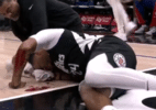Jogador leva cotovelada no rosto em jogo da NBA e sangra muito; veja