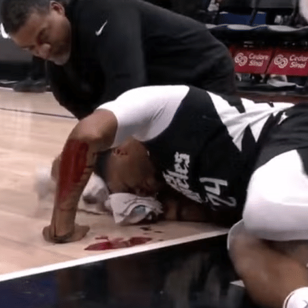 Norman Powell, do Clippers, se machucou em uma disputa durante uma partida da NBA - Reprodução/Twitter