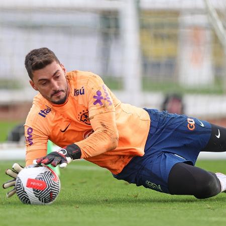 Goleiro Rafael durante treino da seleção brasileira em Londres